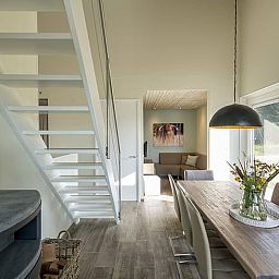 Gezellige binnenruimte met eettafel in Huisje in Wapserveen, Zuidwest Drenthe, Drenthe.