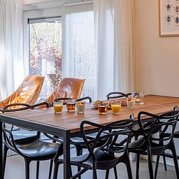 Gezellige bijzettafels met wijn en snacks in Vakantiehuisje in Dwingeloo, Drenthe.