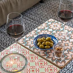 Ruim terras met picknicktafel en stoelen bij Vakantiehuisje in Dwingeloo, Zuidwest Drenthe.