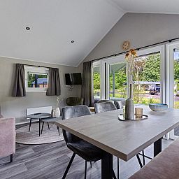 Innenbereich des Chalet Sedna in Dwingeloo, Drenthe, mit moderner Einrichtung und viel Licht.