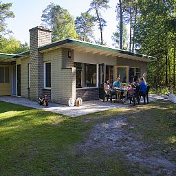 Geniet van de rust bij Bungalow Maan, een vakantiehuis in Dwingeloo, Drenthe, met een ruim terras midden in de natuur.