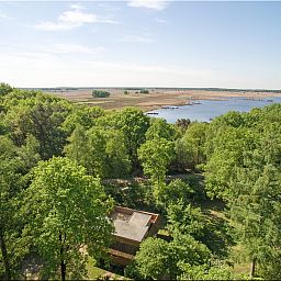 Heidelodge vacation home in Dwingeloo, Southwest Drenthe, surrounded by lush nature and views of a beautiful lake.