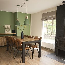 Gezellige eetkamer in Bungalow Mercurius, Dwingeloo, Zuidwest Drenthe. Geniet van de knusse sfeer en moderne inrichting van dit vakantiehuis.