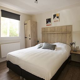 Gezellige slaapkamer in Bungalow Mercurius, Dwingeloo, Zuidwest Drenthe. Comfortabel vakantiehuis met rustieke inrichting en natuurlijk licht.