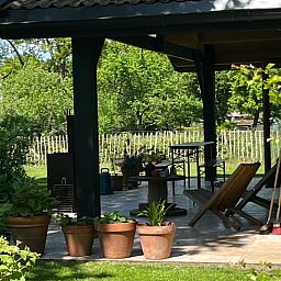 Gezellig terras van Huisje in Dwingeloo, vakantieverblijf in Drenthe.