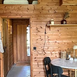 Eetruimte met houten interieur in Huisje in Dwingeloo, vakantieverblijf Drenthe.