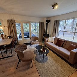 Moderne Kueche im Bungalow Polaris, einem Ferienhaus in Dwingeloo, Drenthe, mit Backofen und Herd fuer komfortables Kochen.