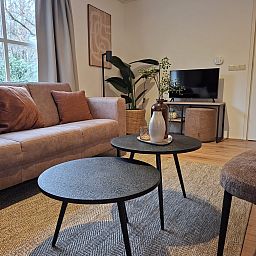 Modernes Badezimmer im Bungalow Polaris, Ferienhaus in Dwingeloo, Suedwest-Drenthe, mit geraeumiger Dusche und elegantem Waschbecken.