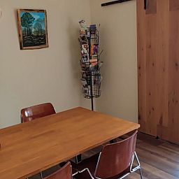 Esszimmer mit Holztisch im Ferienhaus in Dwingeloo, Suedwest-Drenthe, der perfekte Ort fuer gemuetliche Mahlzeiten.