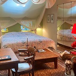 Attraktives Schlafzimmer im Ferienhaus in Ruinerwold, Suedwest-Drenthe, mit Himmelbett.