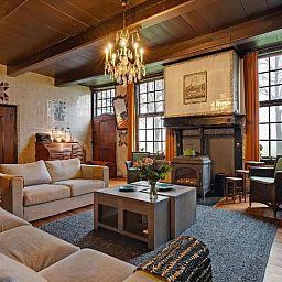 Gemuetliches Esszimmer im Ferienhaus in Ruinerwold, Suedwest-Drenthe, mit Holzbalken und laendlichem Charme.