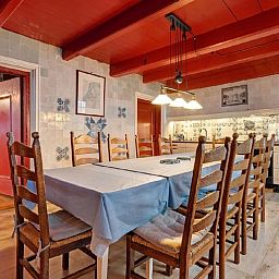 Gemuetliche Kueche im Ferienhaus in Ruinerwold, Suedwest-Drenthe, mit traditionellen Fliesen und modernen Geraeten fuer einen komfortablen Aufenthalt.