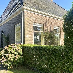 Geniet van de serene tuin en groene omgeving van vakantiehuis DG2051 in Ruinerwold, Zuidwest Drenthe, perfect voor natuurliefhebbers.
