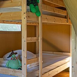 Gemuetliches Schlafzimmer mit Etagenbett im Ferienhaus in Ruinerwold, Ferienhaus im Suedwesten von Drenthe, umgeben von Natur.