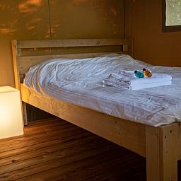 Gemuetliches Schlafzimmer im Ferienhaus in Ruinerwold, Ferienhaus im Suedwesten von Drenthe, mit bequemem Bett und warmer Beleuchtung.
