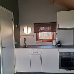 Moderne Kueche im Ferienhaus in Ruinerwold, Sued-West Drenthe. Ideales Ferienhaus, um Komfort und Natur in Drenthe zu geniessen.