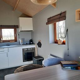 Gemuetliche Kueche im Ferienhaus in Ruinerwold, Sued-West Drenthe. Geniessen Sie Komfort und Natur in diesem stimmungsvollen Ferienhaus.