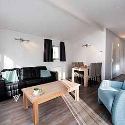 Gezellige woonkamer in Huisje in Zorgvlied, een chalet in Zuidwest Drenthe met veel lichtinval en comfortabele zithoek.