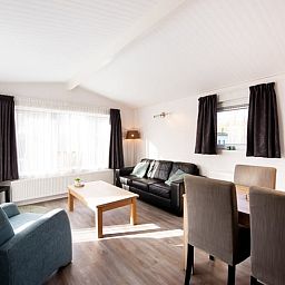 Moderne keuken en eetruimte in Huisje in Zorgvlied, een chalet in Zuidwest Drenthe, perfect voor een ontspannen vakantie.