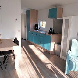 Moderne keuken in Huisje in Zorgvlied, Zuidwest Drenthe, met strakke blauwe kasten en uitzicht op de natuur voor een ontspannen verblijf.