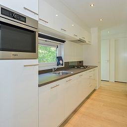 Moderne keuken in Drenthelodge | Berging | 6 Pers, Zorgvlied, Drenthe, volledig uitgerust voor een aangenaam verblijf.