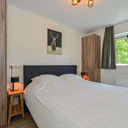 Sfeervolle slaapkamer in Drenthelodge | Berging | 6 Pers, Zorgvlied, Zuidwest Drenthe, met comfortabel tweepersoonsbed.