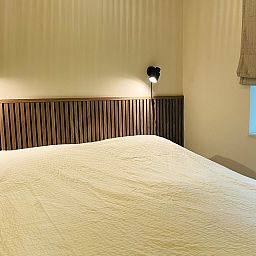 Stijlvolle woonkamer van vakantiehuis DG2025 in Zorgvlied, Zuidwest Drenthe, met comfortabele banken en modern interieurontwerp.