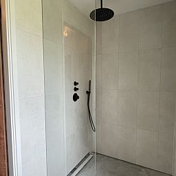 Stijlvolle badkamer in vakantiehuis DG2025 in Zorgvlied, Zuidwest Drenthe, met moderne wastafels en elegante spiegels.