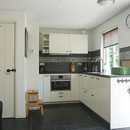 Moderne keuken in Vakantiehuis in Wapse, Zuidwest Drenthe, met landelijke stijl.