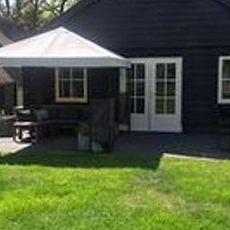 Gezellig terras bij Vakantiehuis in Wapse, Zuidwest Drenthe, ideaal voor buiten dineren.