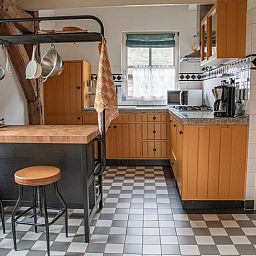 Gezellige keuken van Vakantiehuisje in Wapse, Zuidwest Drenthe, met landelijke inrichting en moderne voorzieningen voor een comfortabel verblijf.