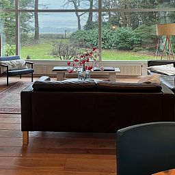 Modernes Wohnzimmer mit grossen Fenstern in Cottage in Wateren, Westerveld, Ferienhaus in Sued-West Drenthe.