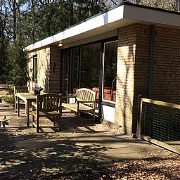 Sonnige Terrasse am Ferienhaus in Wateren, Westerveld, ideal fuer Entspannung in Drenthe.