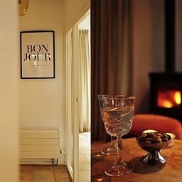 Atmosphaerische Details und Kamin im Cottage in Wateren, Westerveld, Drenthe fuer einen entspannenden Aufenthalt.