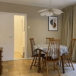 Rustikaler Pfad und Sitzgelegenheiten im Freien im Cottage in Wateren, Westerveld, Drenthe, ideal fuer Naturliebhaber.