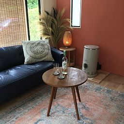 Stijlvolle woonkamer van Charme Chalet Kairos in Wateren, Drenthe, met moderne inrichting en veel licht.