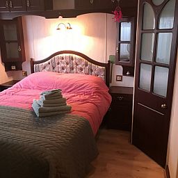 Comfortabele slaapkamer in Charme Chalet Kairos, Wateren, Drenthe, met warme ambiance voor een goede nachtrust.