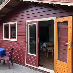 Charmant vakantiehuisje in Koekange met open deur naar terras, gelegen in Zuidwest Drenthe.