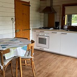 Moderne keuken in vakantiehuisje in Koekange, compleet uitgerust voor een comfortabel verblijf in Zuidwest Drenthe.