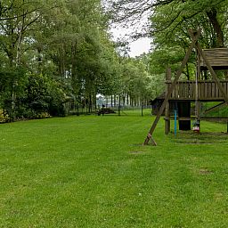 Schoenes Schlafzimmer mit Holzbalken im Ferienhaus DG940 in Koekange, Drenthe.