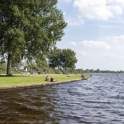 Niedliche Ziegen im Garten des Ferienhauses DG940 in Koekange, Drenthe.