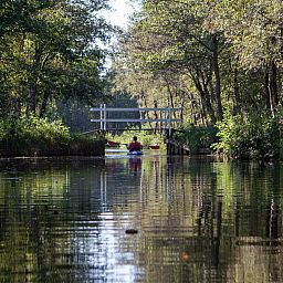 Grosser Garten mit Spielgeraeten im Ferienhaus DG940 in Koekange, Drenthe.