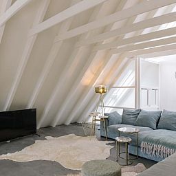 Stilvolles Wohnzimmer des Ferienhauses in Uffelte, Suedwest-Drenthe, mit modernen Moebeln und bequemen Sitzgelegenheiten.