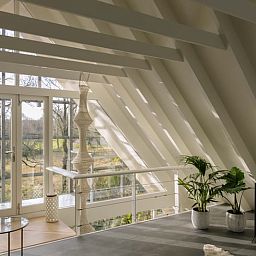 Panoramablick vom Wohnzimmer des Ferienhauses in Uffelte, Suedwest-Drenthe, mit viel natuerlichem Licht.