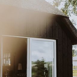 Charmanter Eingang zum reetgedeckten Ferienhaus in Uffelte, Suedwest-Drenthe, in laendlicher Umgebung.