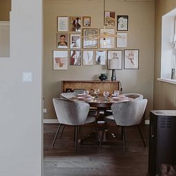 Gemuetliche Essecke im Ferienhaus in Uffelte, Suedwest-Drenthe, mit rundem Tisch und stilvollen Stuehlen.