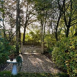 Attraktiver Gartenweg zum Ferienhaus in Ansen, Suedwest-Drenthe.