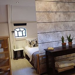 Sfeervolle slaapkamer in Huisje in Veeningen, vakantieaccommodatie in Drenthe.