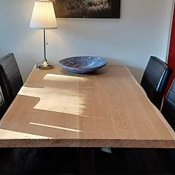 Eettafel in de binnenruimte van Huisje in Veeningen, vakantiehuis in Drenthe.