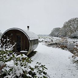 Relax in the natural surroundings of vacation home DG2027 in Dieverbrug, Drenthe, with beautiful garden views and a rustic sauna.